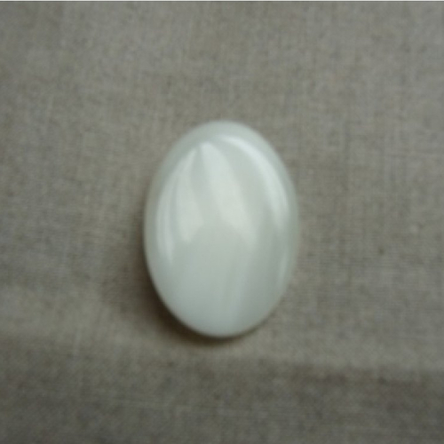 Bouton ovale blanc acrylique ,à queue, de belle qualité , hauteur: 40mm sur largeur 28mm