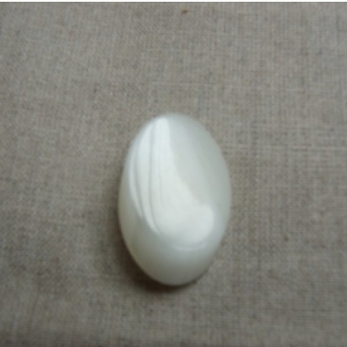 Bouton ovale blanc acrylique ,à queue, de belle qualité , hauteur: 33mm sur largeur 22mm