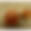 Bouton acrylique à queue doré sur fond orange foncé, 22 mm