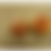 Bouton à queue doré sur fond orange foncé, 17 mm