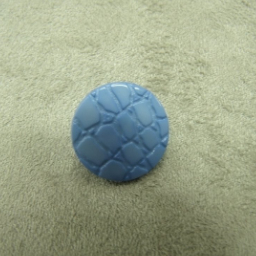 Bouton acrylique à queue motif croco bleu ciel 17 mm, de belle qualité