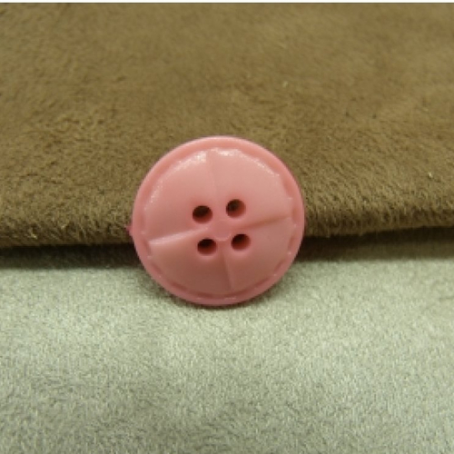 Bouton acrylique à 4 trous rose pale ,18 mm