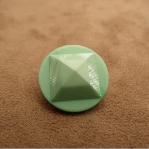 Bouton acrylique vert à queue motif pyramide,22 mm,de belle qualité