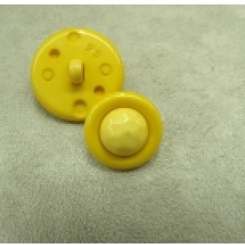 Bouton acrylique composé sur fond jaune, 17mm,,de belle qualité