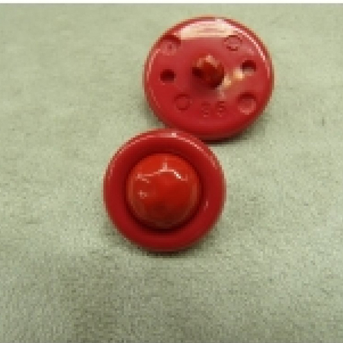 Bouton acrylique composé sur fond rouge,17mm,de belle qualité