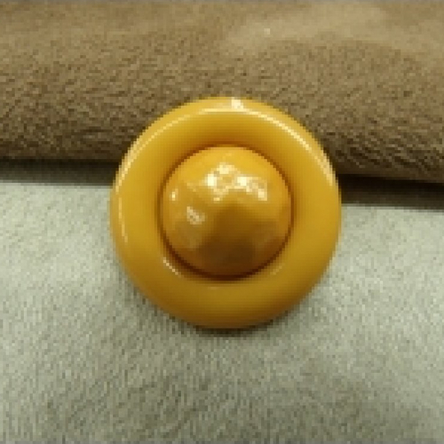 Bouton acrylique composé sur fond moutarde,22 mm,de belle qualité