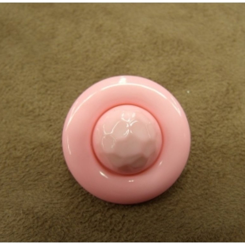 Bouton acrylique composé sur fond rose pale,28 mm,de belle qualité