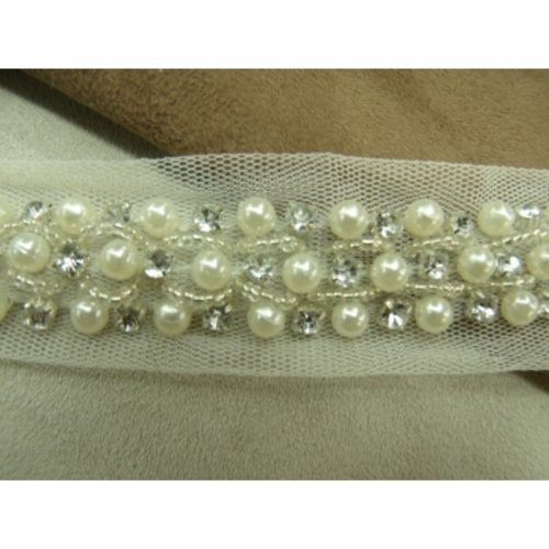 Ruban perlé nacré sur strass argenté, brodée sur voile blanc,largeur 4 cm/ perlé 2 cm,de belle qualité