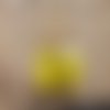 Joli paire de boucle d'oreille en triangle dans un cercle symbole de force jaune