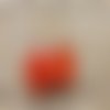 Joli paire de boucle d'oreille en triangle dans un cercle symbole de force rouge oranger