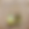 Joli paire de boucle d'oreille en triangle dans un cercle symbole de force vert pomme