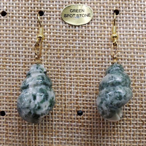 Joli paire de boucle d'oreille en coquillage pendentif en pierre naturelle et pierre semi précieuse green spot stone