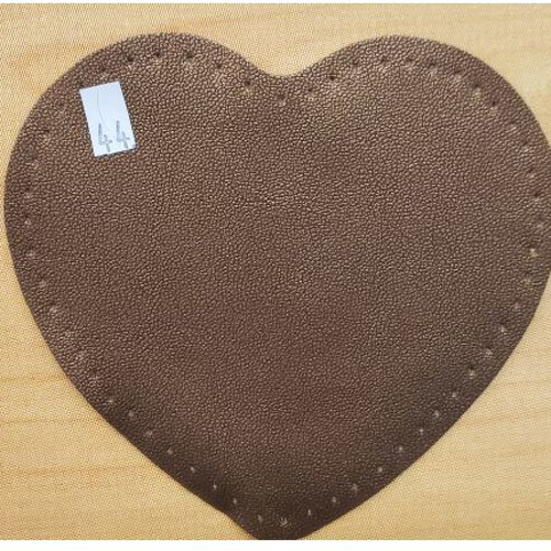 Petite coudiere simili cuir motif coeur marron largeur 10 cm /hauteur 10 cm
