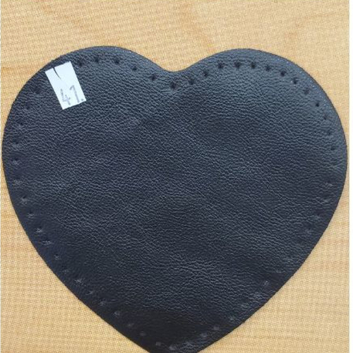 Petite coudiere simili cuir motif coeur noir  largeur 10 cm /hauteur 10 cm