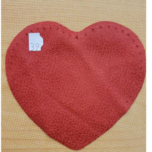 Petite coudiere polyester /enduit motif coeur rouge  largeur 10 cm /hauteur 10 cm