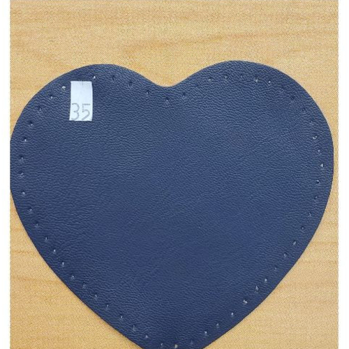 Petite coudiere simili cuir motif coeur bleu roi  largeur 10 cm /hauteur 10 cm