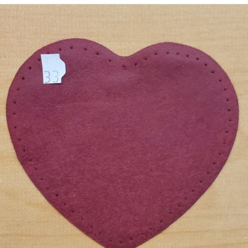 Petite coudiere simili polyester et enduit  bordeaux  motif coeur largeur 10 cm /hauteur 10 cm