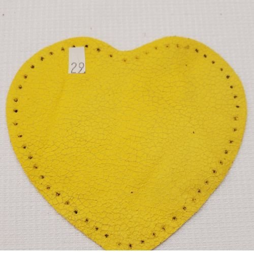 Petite coudiere jaune motif coeur polyester /enduit largeur 10 cm /hauteur 10 cm