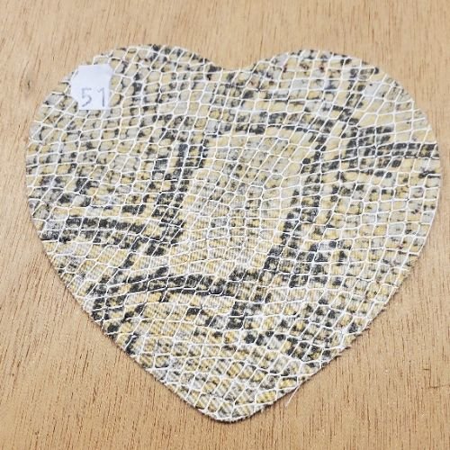 Petite coudiere simili cuir motif coeur beige largeur 10 cm /hauteur 10 cm