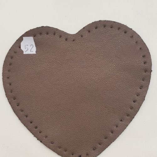 Petite coudiere simili cuir motif coeur beige foncé  largeur 10 cm /hauteur 10 cm