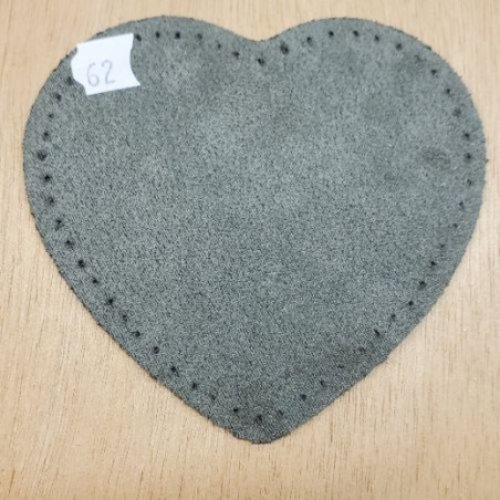 Petite coudiere simili daim vert kaki  motif coeur largeur 10 cm /hauteur 10 cm
