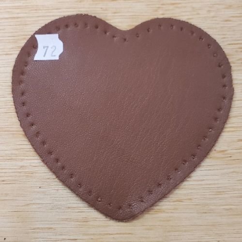 Petite coudiere simili simili cuir camel motif coeur largeur 10 cm /hauteur 10 cm