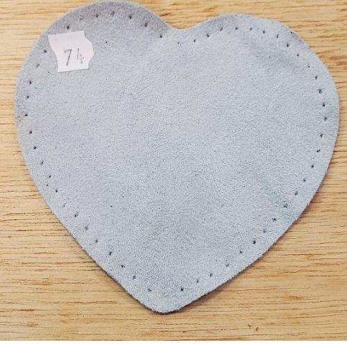 Petite coudiere simili daim bleu clair  motif coeur largeur 10 cm /hauteur 10 cm