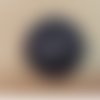 Bouton à coudre incrusté de petits strass noirs – 28 mm