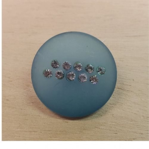 Bouton à coudre incrusté de petits strass verts – 28 mm