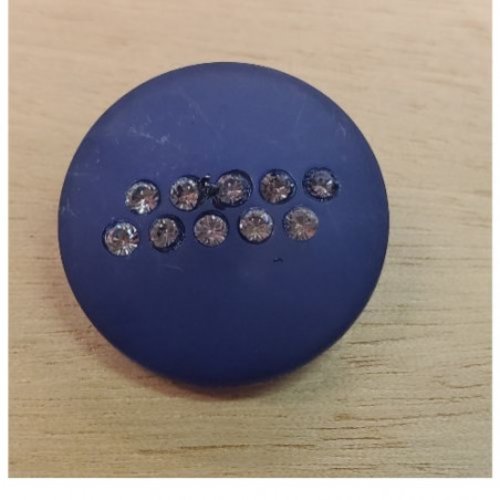 Bouton à coudre incrusté de petits strass bleu marine – 28 mm