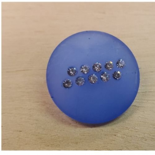 Bouton à coudre incrusté de petits strass bleu – 28 mm