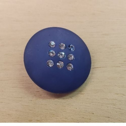 Bouton à coudre incrusté de petits strass bleu nuit – 28 mm