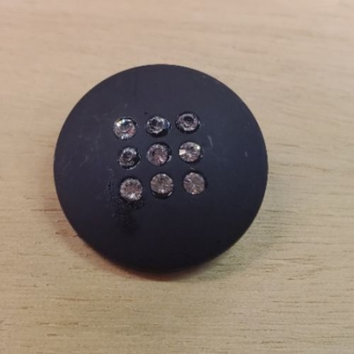 Bouton à coudre incrusté de petits strass moka – 28 mm