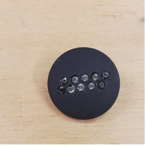 Bouton à coudre incrusté de petits strass noir – 23 mm