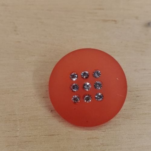 Bouton à coudre incrusté de petits strass orange – 23 mm