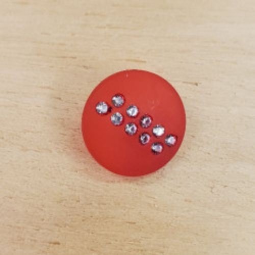 Bouton à coudre incrusté de petits strass orange – 15 mm