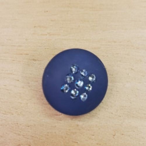 Bouton à coudre incrusté de petits strass bleu marine – 15 mm