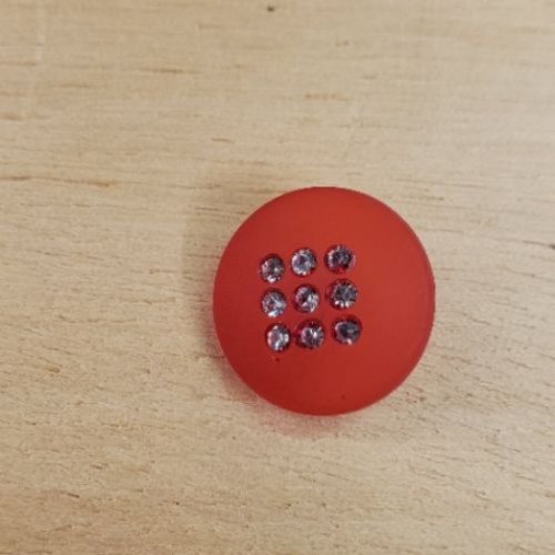 Bouton à coudre incrusté de petits strass rouge-orangé 15 mm