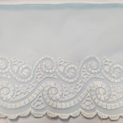 Large dentelle brodée bleu ciel et blanc 15 cm