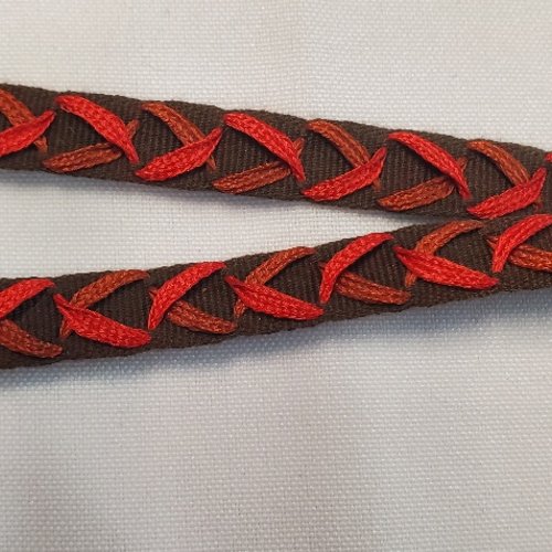 Ruban fantaisie tressé marron & entrelacs rouges 12 mm