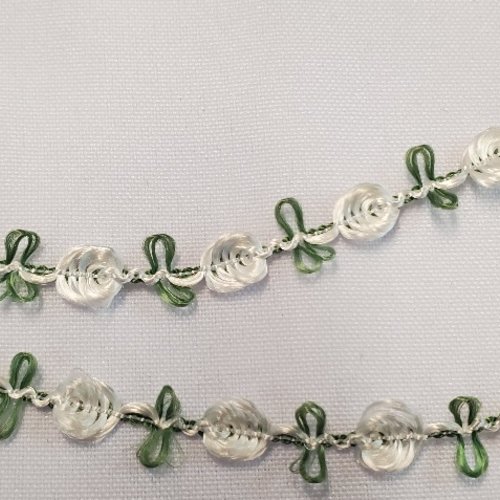 Ruban fantaisie à boucles blanc et vert 10 mm