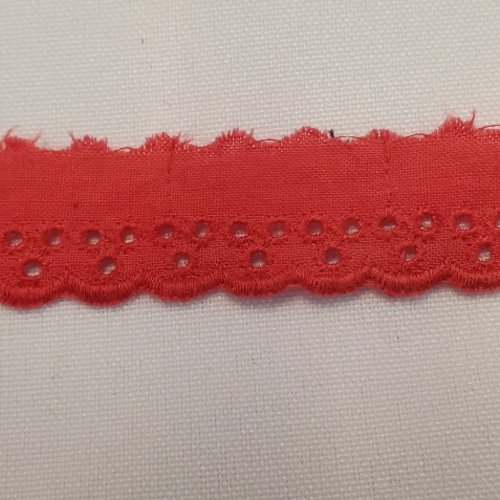 Broderie anglaise rouge passion  2 cm