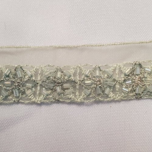 Ruban brodé perlé fleurs cristallines 25 mm