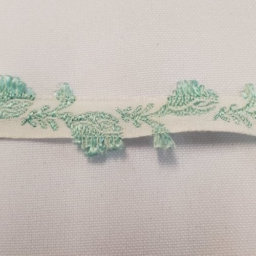 Ruban fantaisie satiné blanc à feuilles vertes 15 mm