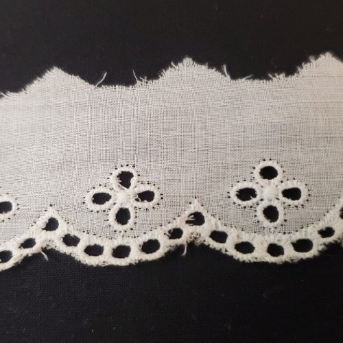 Broderie anglaise en coton blanc  30 mm