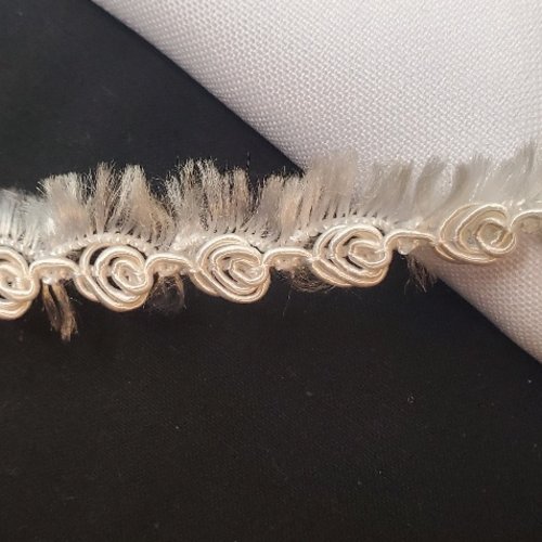 Galon fantaisie « petites roses » blanc à franges - 15 mm
