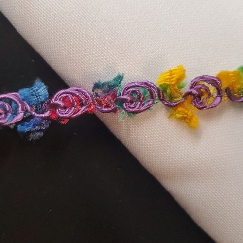 Galon fantaisie « petites roses » multicolore à franges - 15 mm