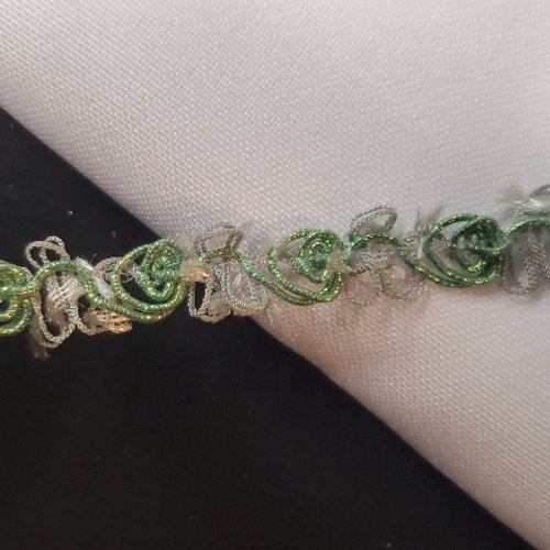 Galon fantaisie « petites roses » vert à franges - 15 mm