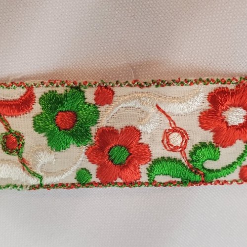 Ruban fantaisie brodé multicolore  fleurs rouges & vertes  25 mm