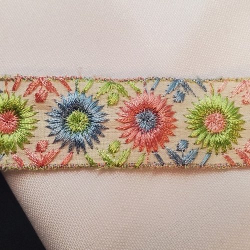 Ruban fantaisie brodé multicolore  fleurs pastel 25 mm